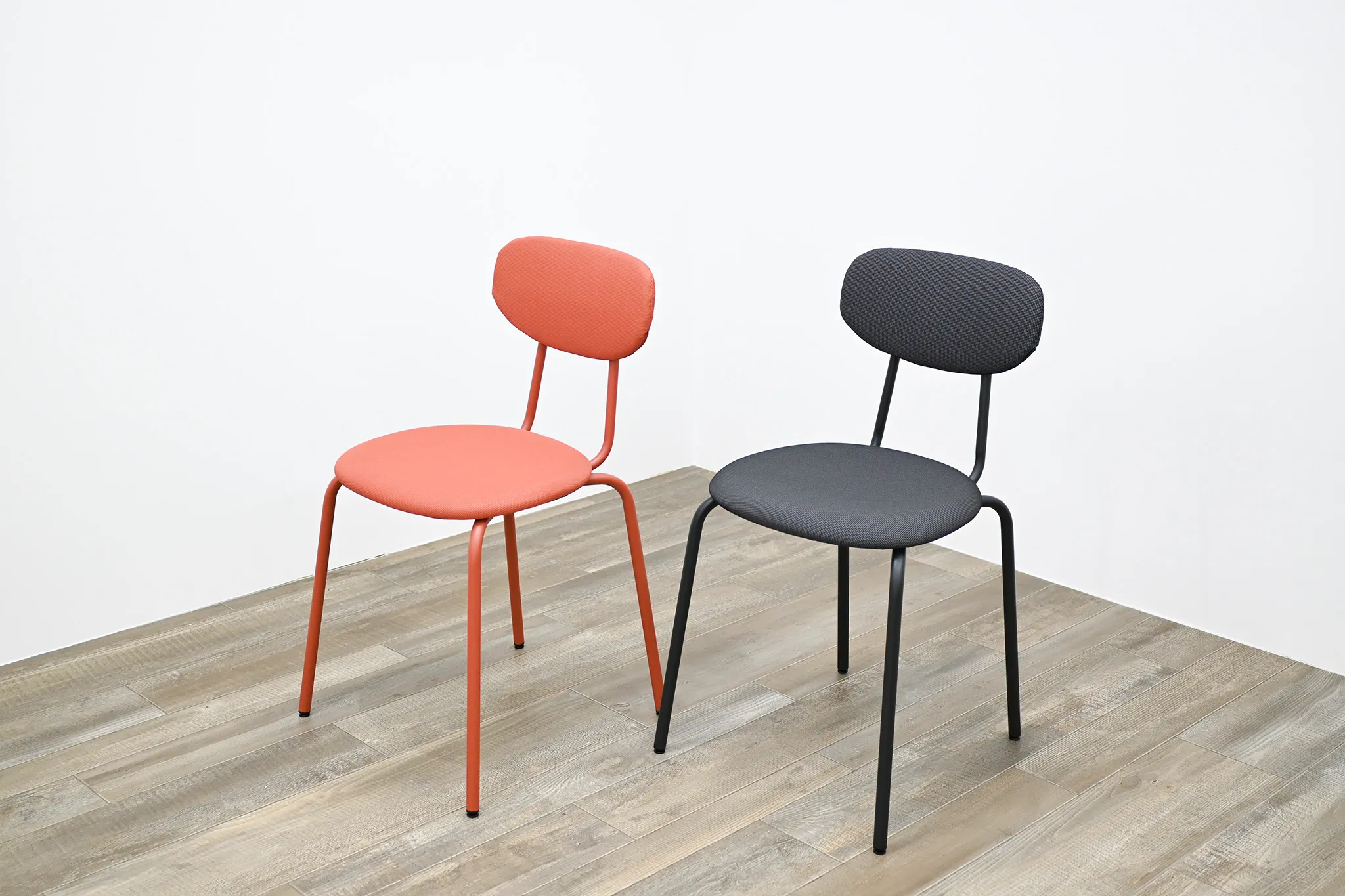 カラー椅子8脚（各色4脚）