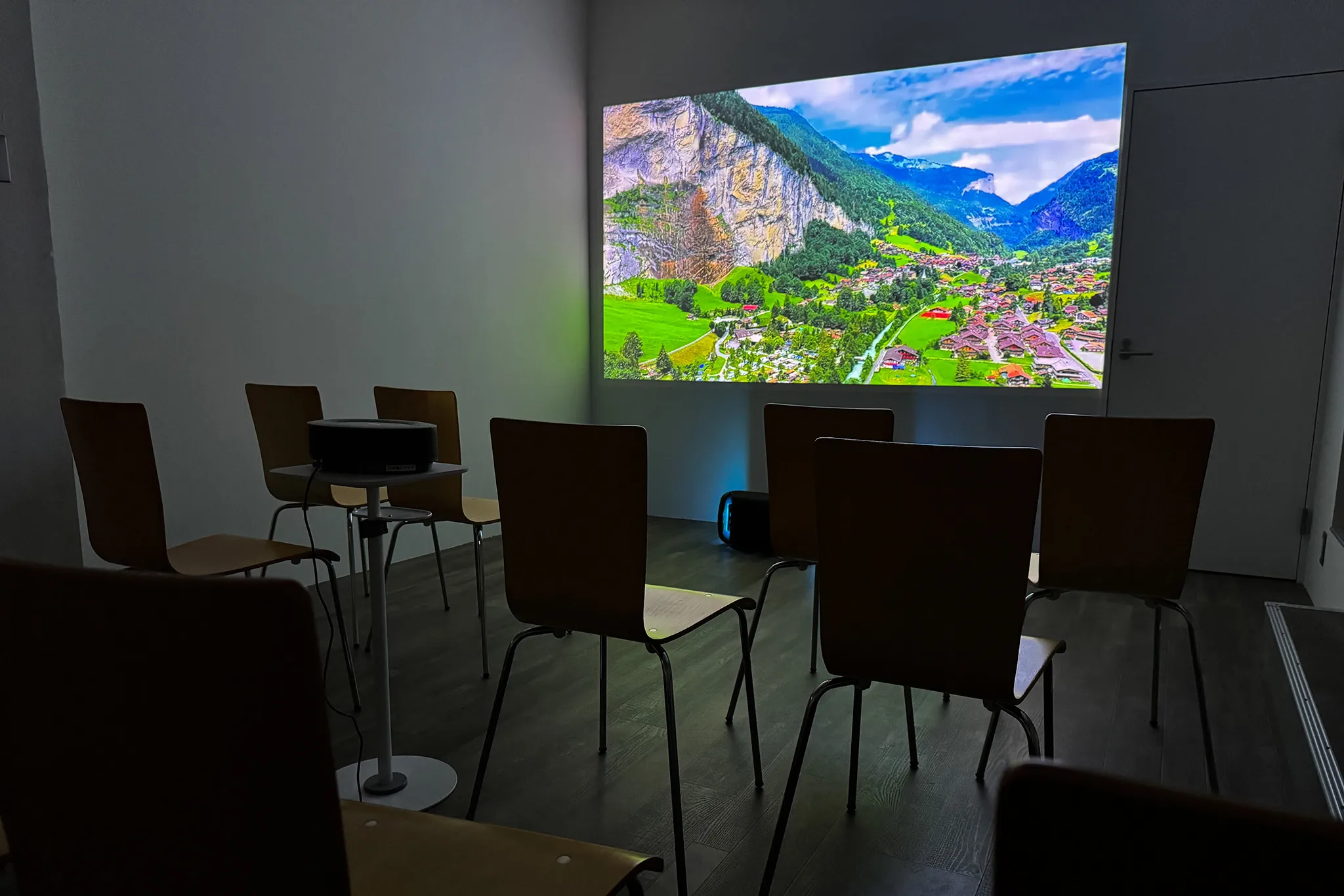 プロジェクター（オプション）で鑑賞会も可能。ワイヤレススピーカー（SRS-XV500）と連携し迫力のサウンドで楽しめます。