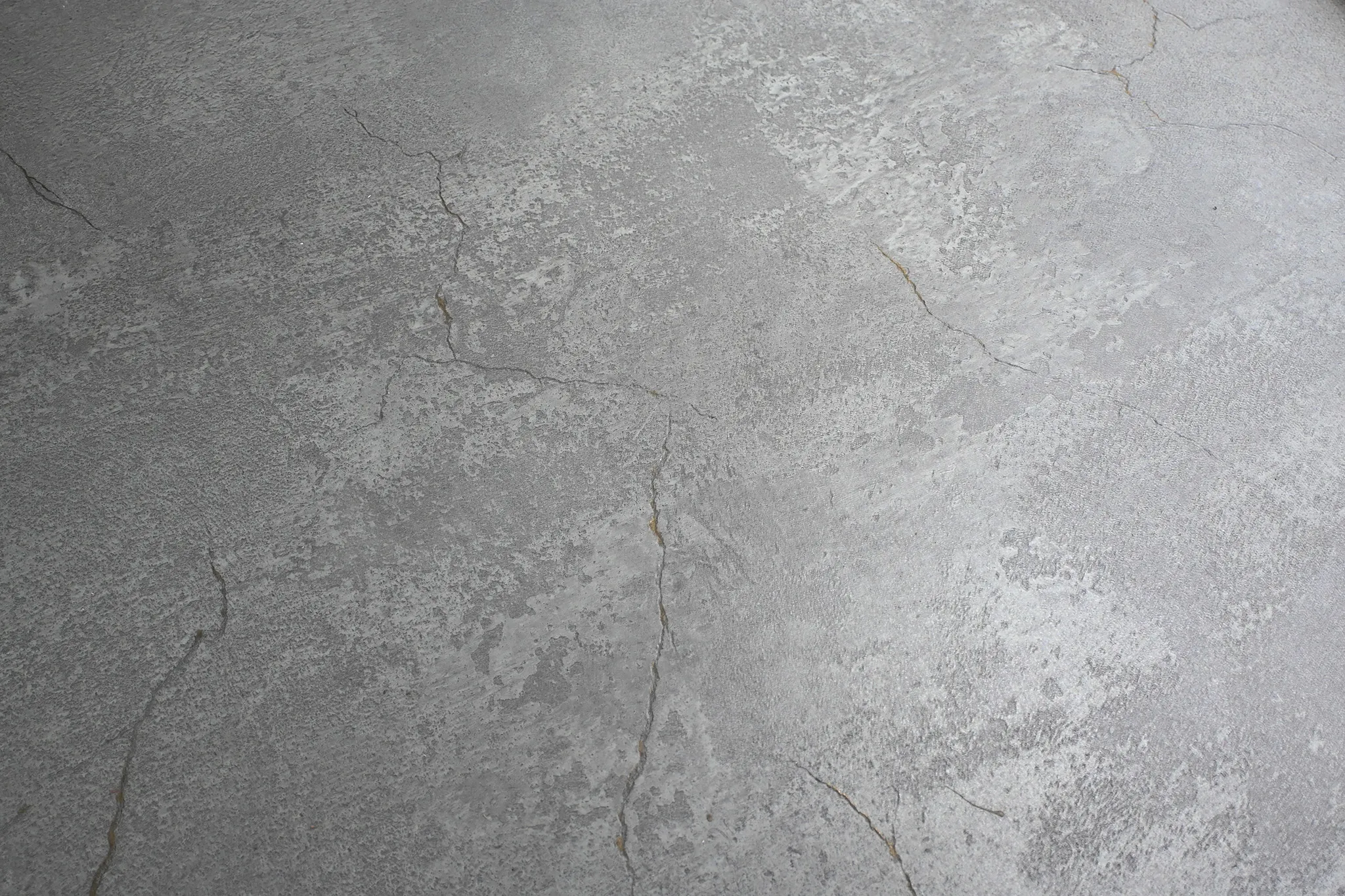 入口は、コンクリート調の床。