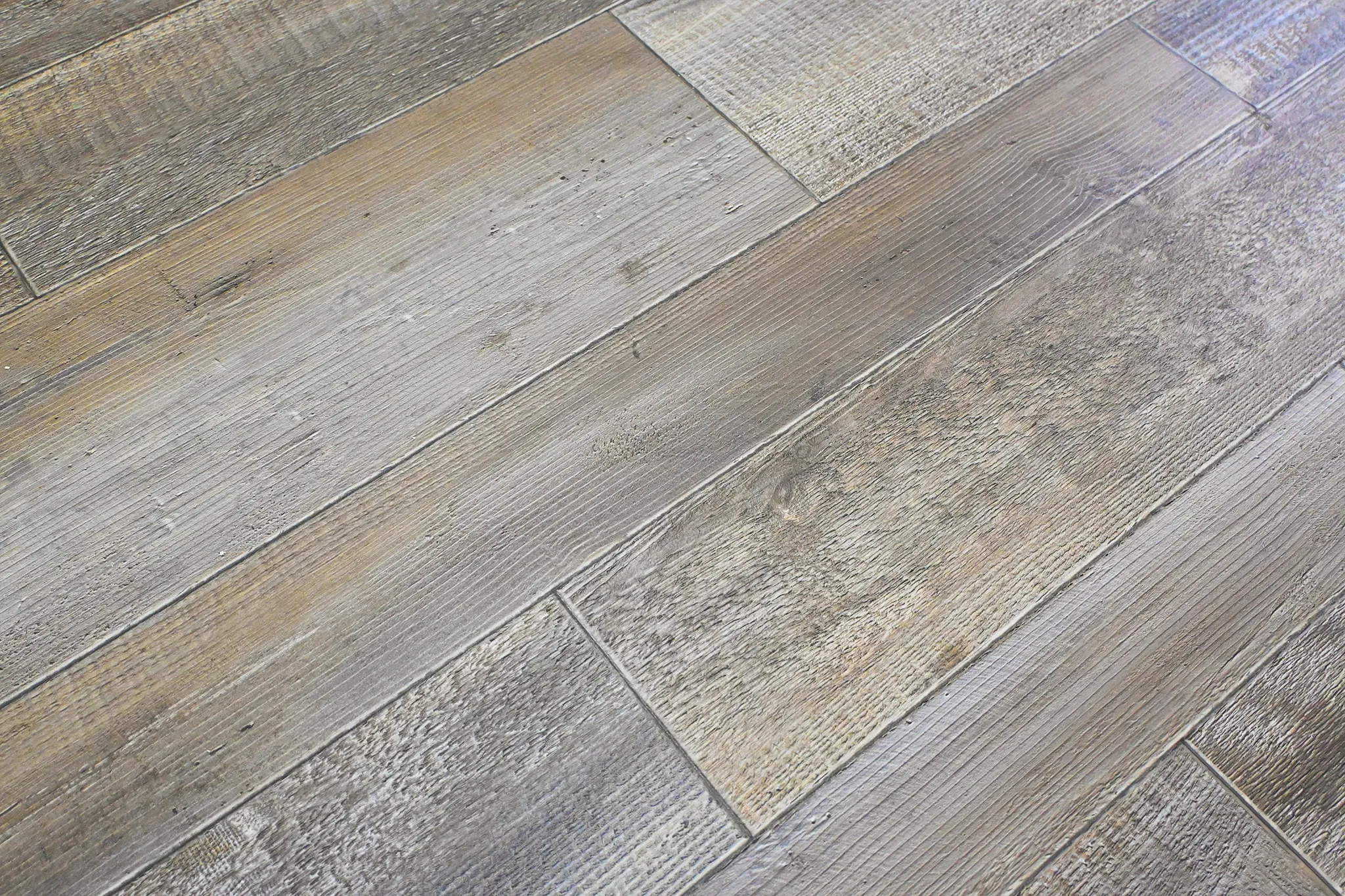 落ち着いたフローリング調の床。