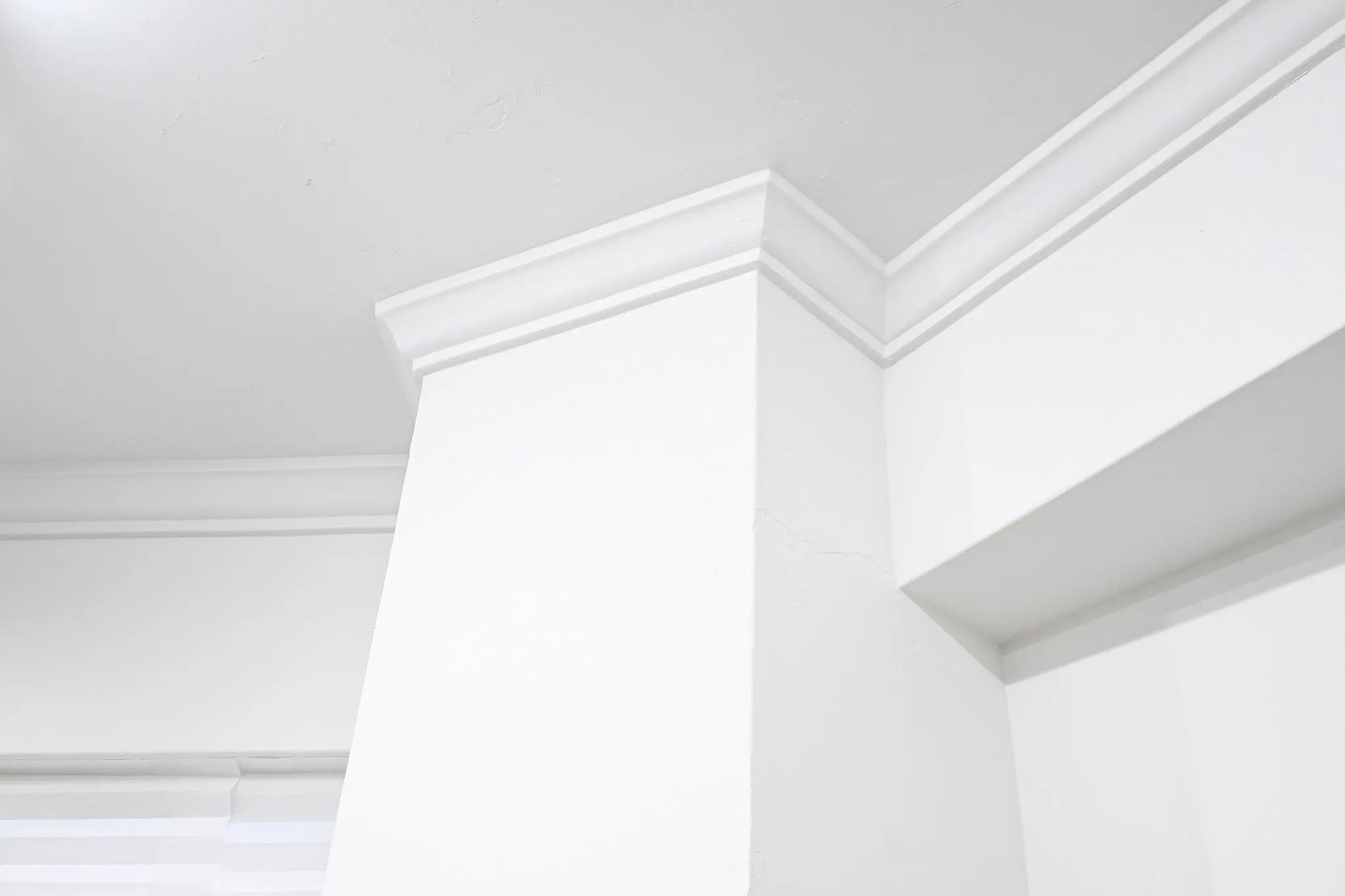 天井にあるオシャレなアンティーク装飾。