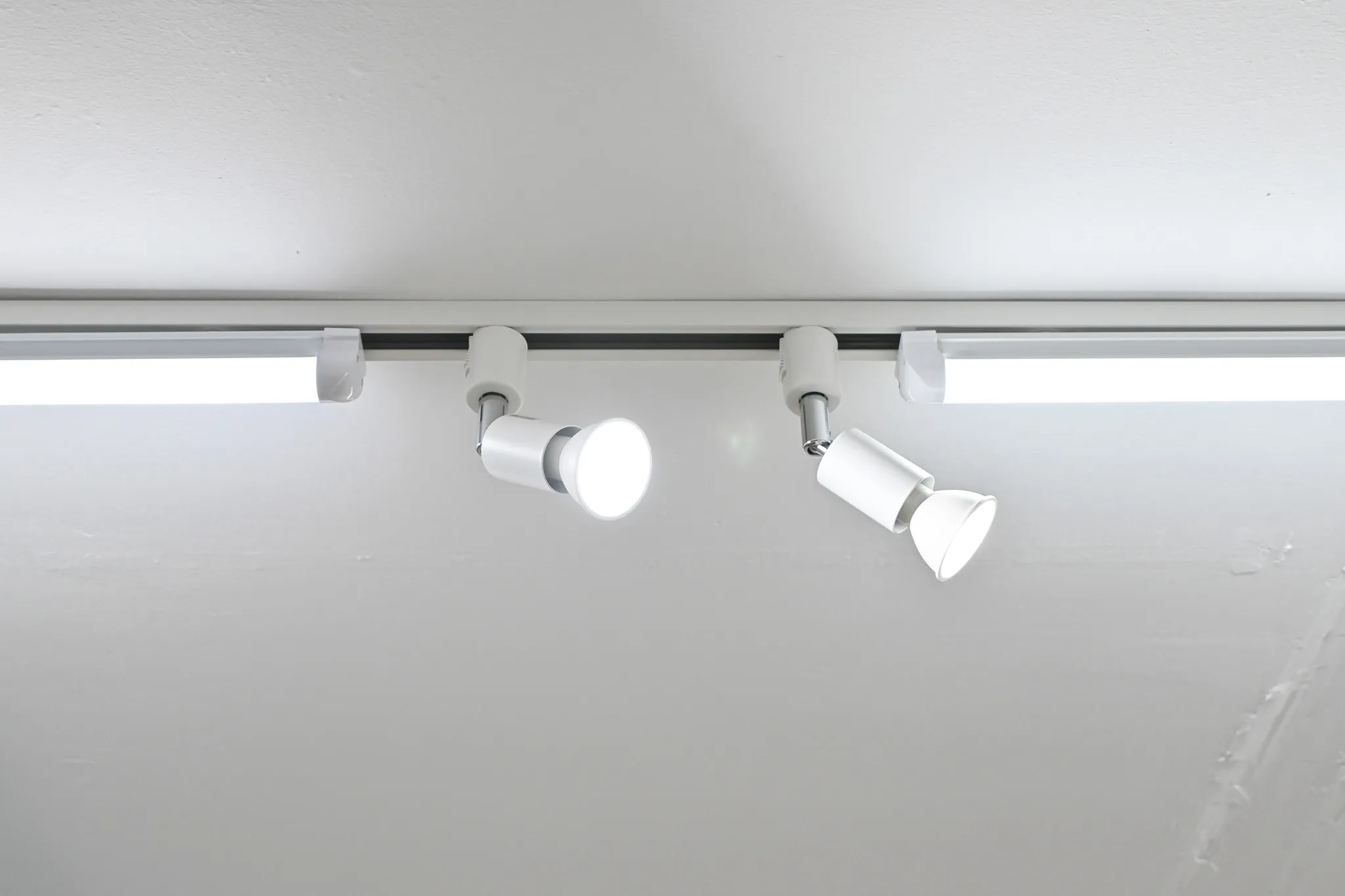 調光・調色可能なスポットライトを12個設置。向きなども変更いただけます。